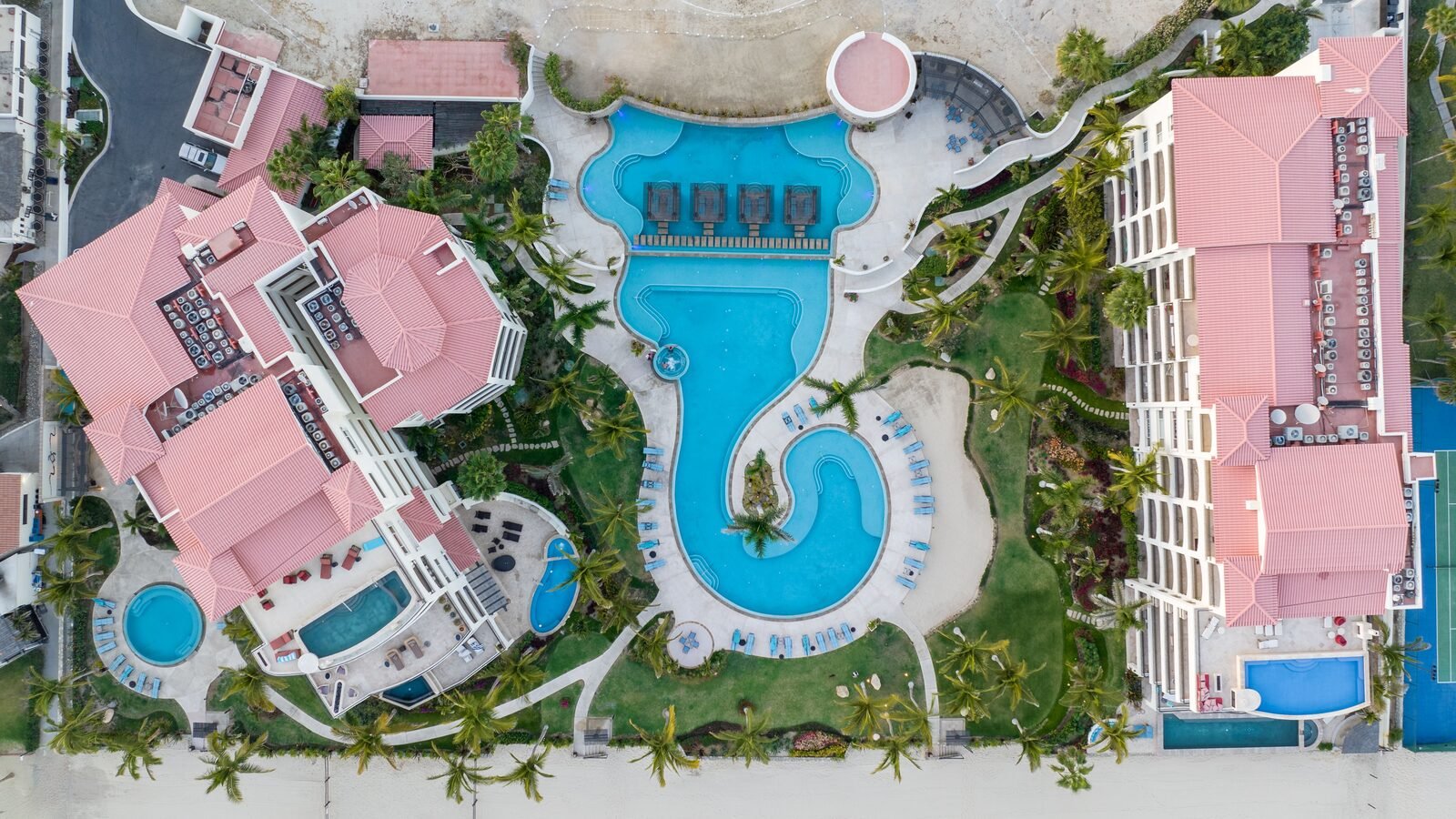 Hồ bơi và không gian thể thao tham khảo theo phong cách resort tại Vinhomes Hóc Môn