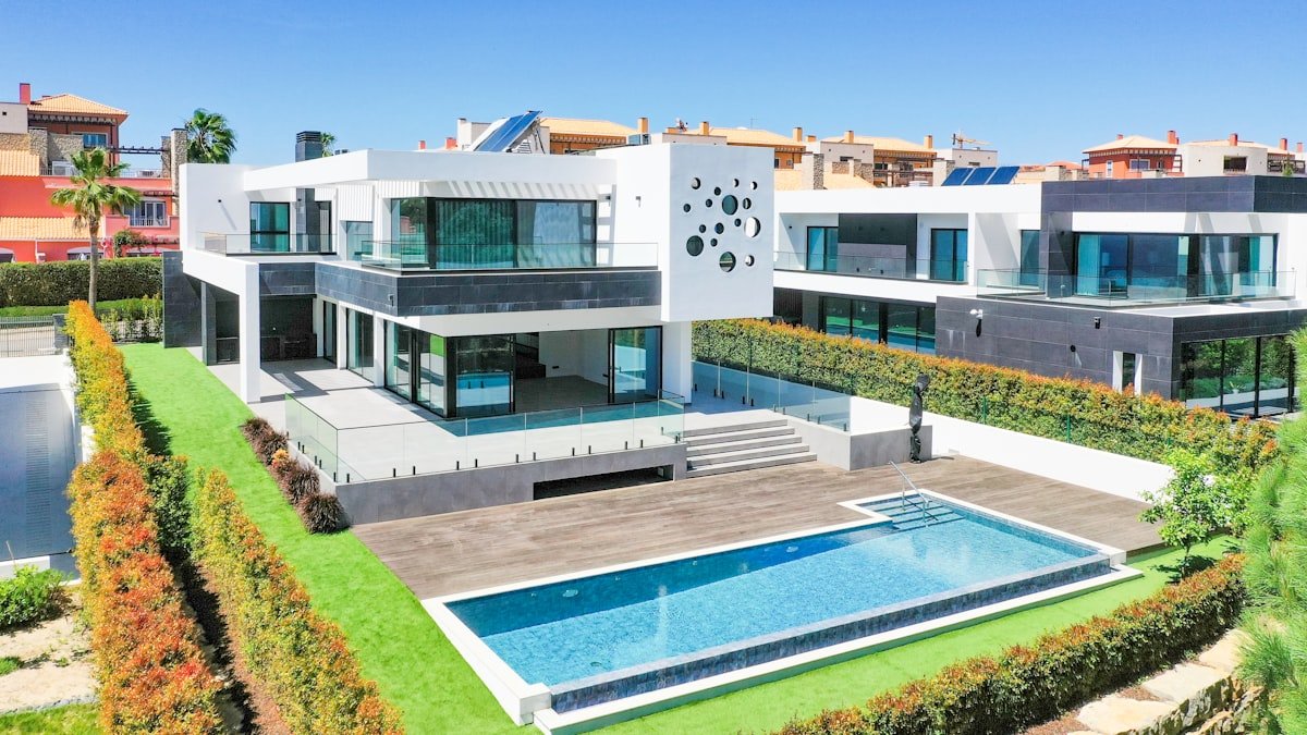 Biệt thự Vinhomes Hóc Môn phong cách hiện đại với sân vườn nhiệt đới trong phân khu Golf Park