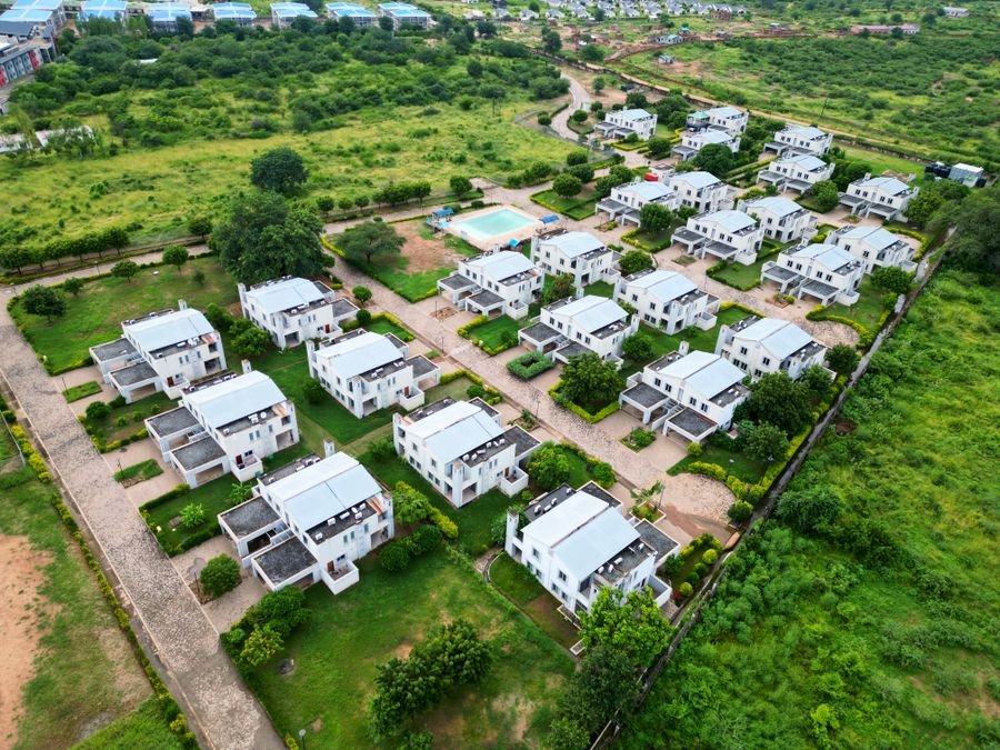 Khu đô thị Vinhomes Hóc Môn nhìn từ trên cao với mảng xanh và các cụm nhà ở thấp tầng