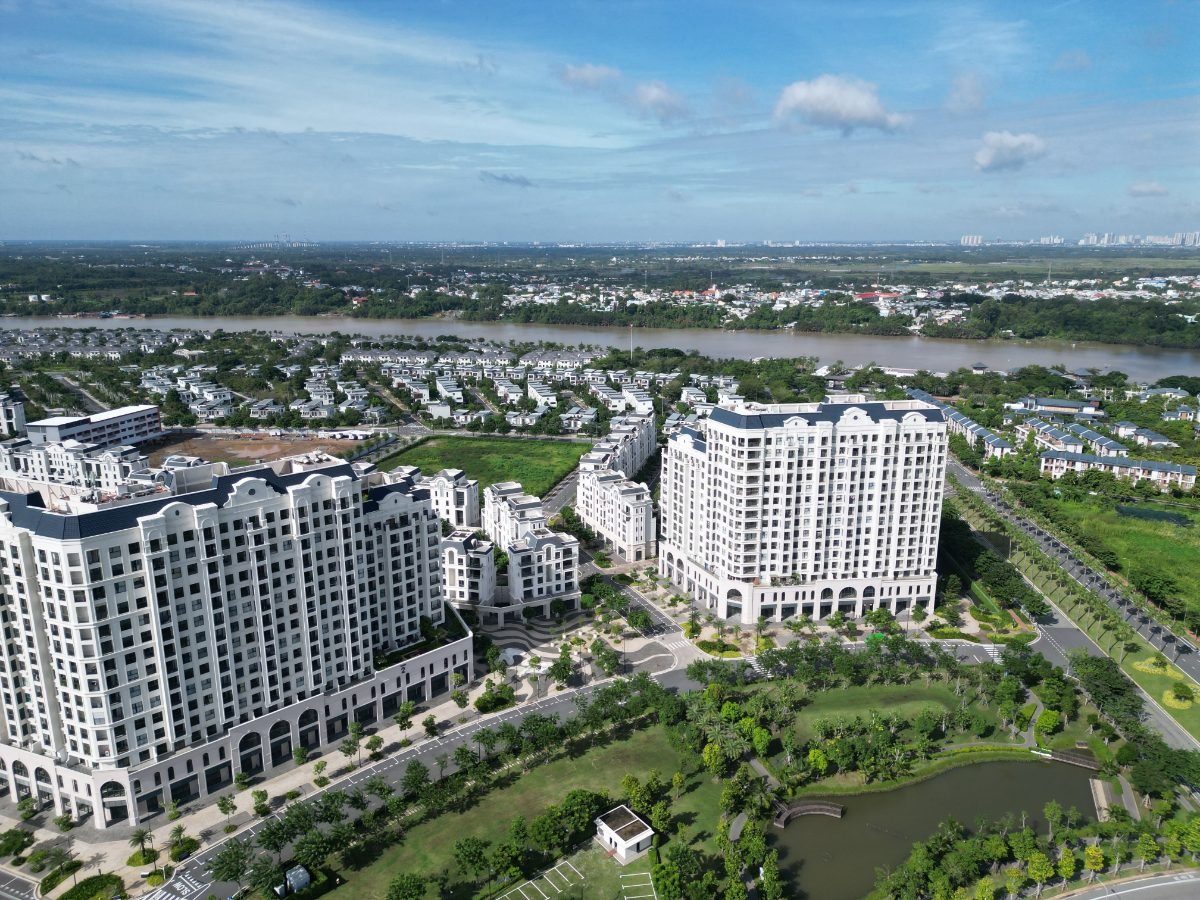 Nhà phố Vinhomes Hóc Môn nhìn từ trên cao với không gian xanh