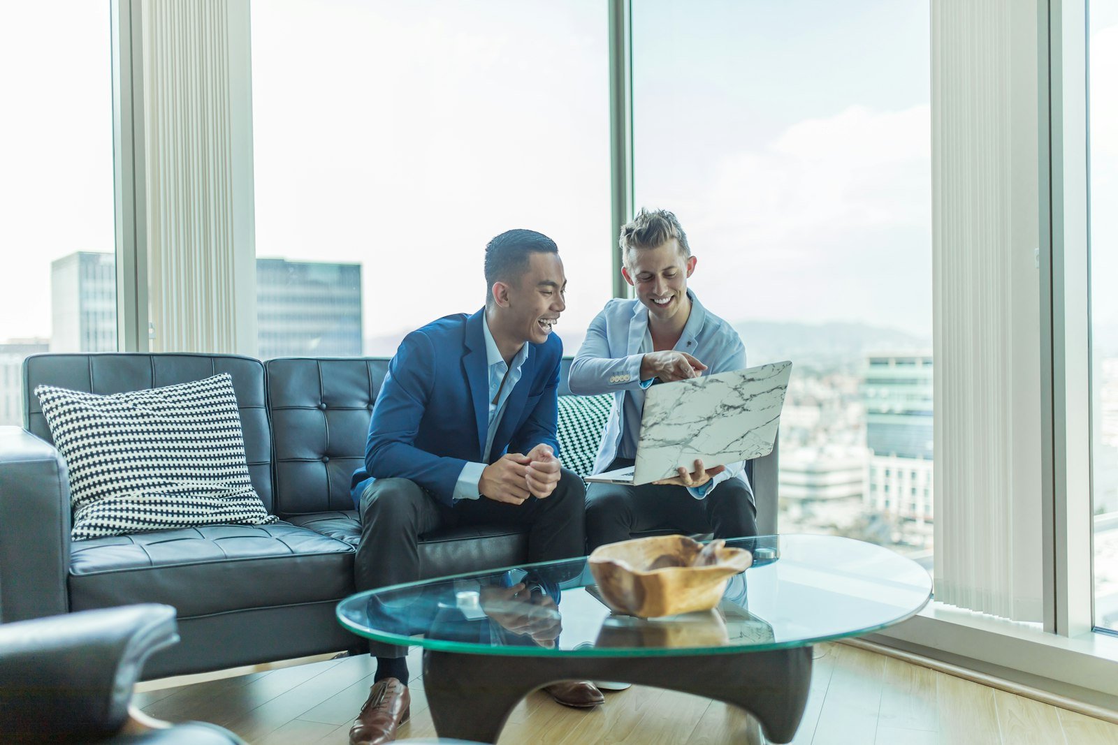 Tư vấn viên trao đổi thông tin dự án Vinhomes Hóc Môn với khách hàng tại văn phòng đại lý