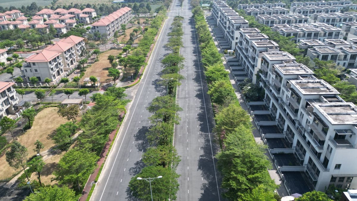 Toàn cảnh khu đô thị Vinhomes Hóc Môn với nhà phố, biệt thự thấp tầng và trục đường nội khu nhiều cây xanh