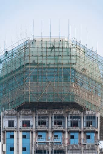 Khối nhà cao tầng đang thi công với giàn giáo tại dự án Vinhomes Hóc Môn