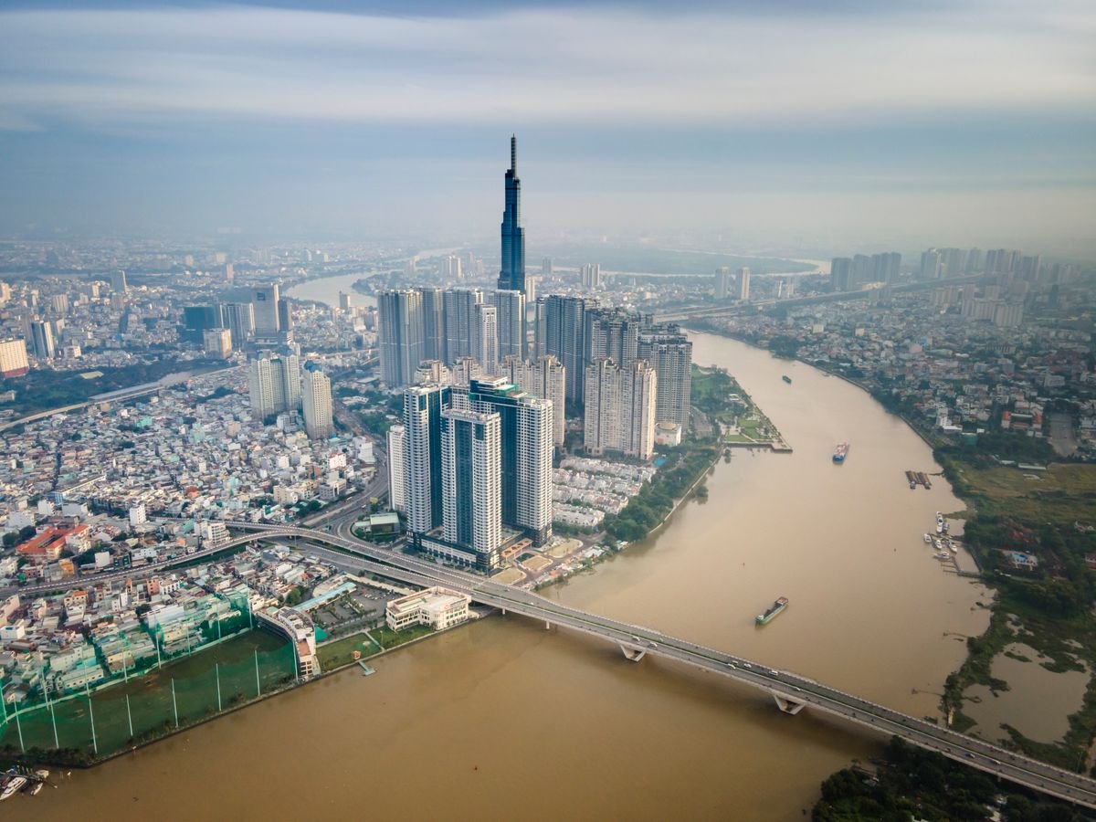 Toàn cảnh TP.HCM nhìn từ trên cao, minh hoạ kết nối giao thông vùng Vinhomes Hóc Môn