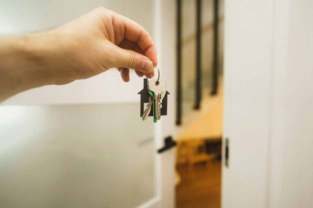 Nhận bàn giao nhà Vinhomes Hóc Môn: bàn tay cầm chìa khóa cửa