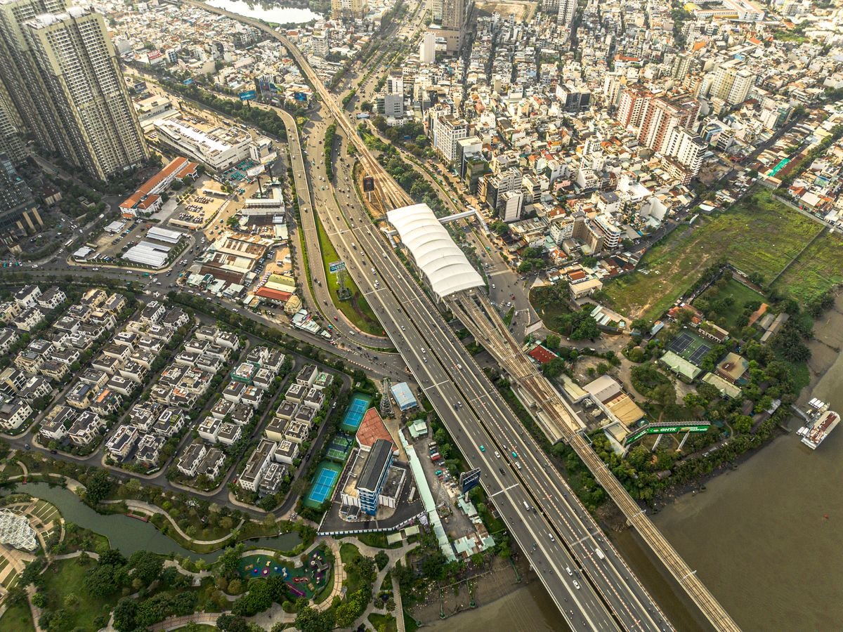 Toàn cảnh đô thị TP.HCM nhìn từ trên cao, minh hoạ Vành đai 3 và Vinhomes Hóc Môn